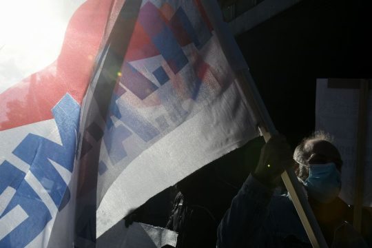 Ο υπουργός παρουσιάζει το εργασιακό νομοσχέδιο – Τα συνδικάτα διαδηλώνουν