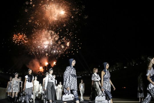Εσπειραν τρόμο τα πυροτεχνήματα του Dior