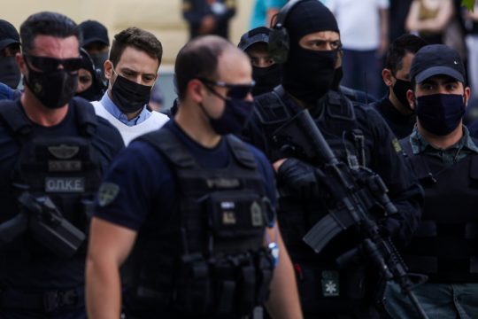 «Tρύπες και πολλά κενά» στην εκδοχή του συζυγοκτόνου