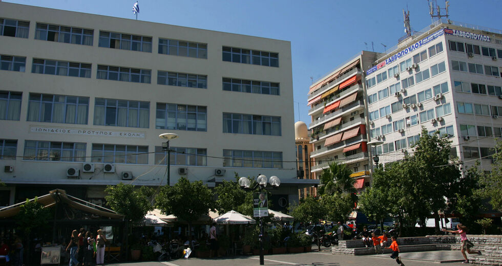 Διώξεις γονέων και μαθητών στην Ιωνίδειο Σχολή Πειραιά