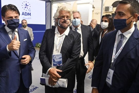 O Κόντε και οι Πέντε Αστέρες που ακόμα μεταμορφώνονται