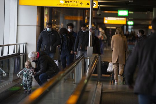 Η Ε.Ε. ανοίγει τις πύλες της και για ανεμβολίαστους από τις ΗΠΑ