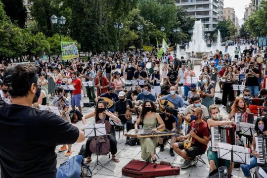 Ο «Νεοέλληνας» έξω από τη Βουλή [ Βίντεο ]