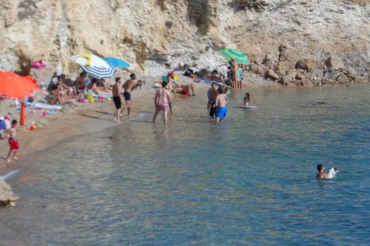 Επιτέθηκαν σε λουόμενη στην παραλία της Αγίας Μαρίνας