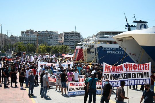 Οργή για τις ακτοπλοϊκές, αλληλεγγύη στους απεργούς