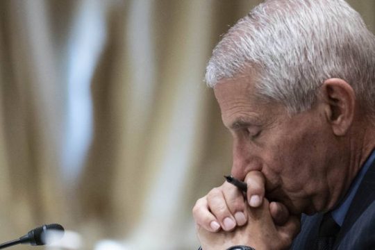 Θύελλα στις ΗΠΑ από τη δήλωση Φάουτσι ότι ο κορονοϊός ίσως διέρρευσε από εργαστήριο