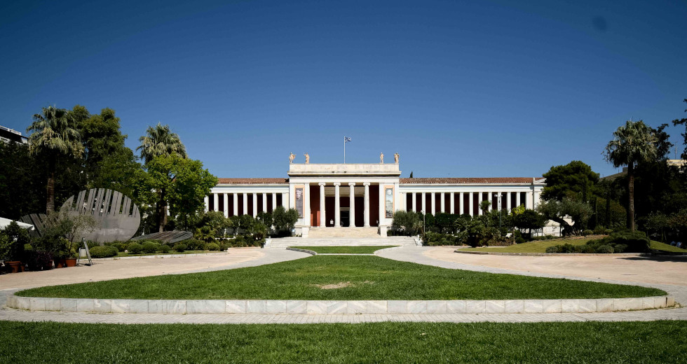 Αρχαιολογικό Μουσείο: Επιμένουν προκλητικά για το «όχι» σε προσφυγόπουλα