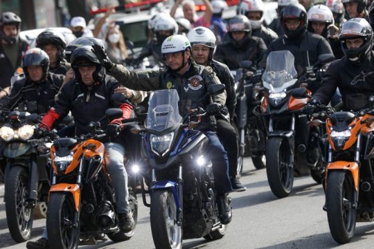 Έφαγε πρόστιμο ο Μπολσονάρο επειδή δεν φόραγε μάσκα