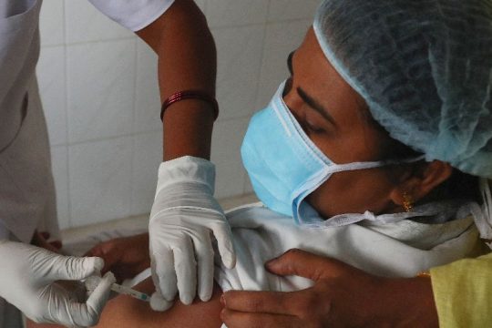 Δεκάδες χώρες δεν μπορούν να συνεχίσουν τον εμβολιασμό λόγω έλλειψης δόσεων