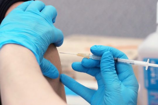 Κόμβο εμβολίων mRNA δρομολογεί ο ΠΟΥ στη Νότια Αφρική