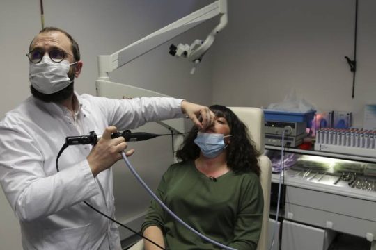 Σε τέσσερις έως 12 μήνες αποκαθίσταται η οσμή μετά τη μόλυνση από κορονοϊό