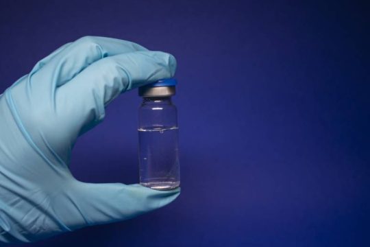 Ε.Ε.: Πέντε θεραπείες στην κούρσα να εγκριθούν για αντιμετώπιση του κορονοϊού