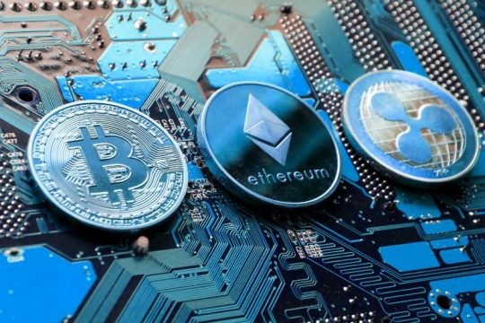 Η Κίνα σφίγγει τον κλοιό γύρω από τα κρυπτονομίσματα