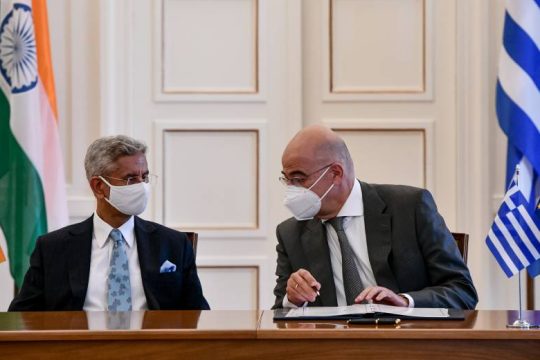 Ο Νίκος Δένδιας υπέγραψε τη συμφωνία-πλαίσιο της Διεθνούς Ηλιακής Συμμαχίας