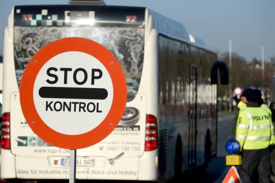 Έγκριση του ρατσιστικού νόμου που στρέφεται κατά προσφύγων στη Δανία