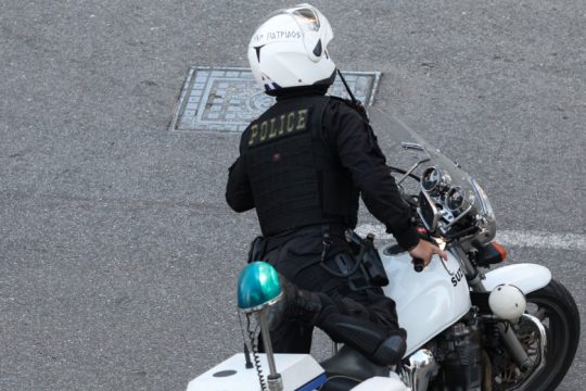 Χτύπησε τη μητέρα του κι έναν αστυνομικό