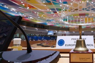 Ξανά μαστίγιο και καρότο για την Τουρκία