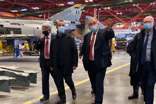 «Aερομαχίες» Αδωνη με τους εργαζόμενους