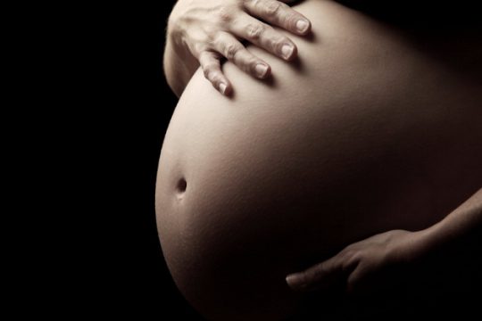 Στο μικροσκόπιο των επιστημόνων οι επιπτώσεις της κλιματικής αλλαγής σε εγκύους και βρέφη