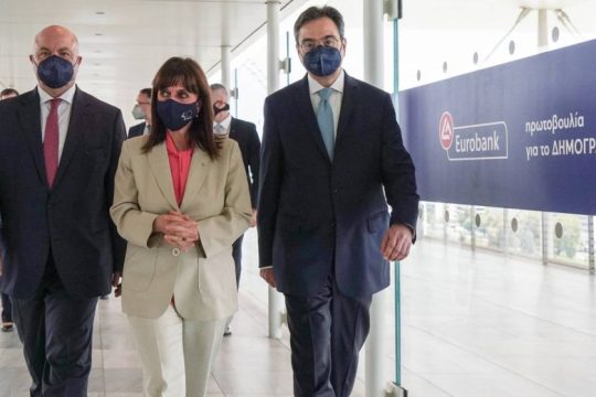 Eurobank: «Πρωτοβουλία για το Δημογραφικό» ΜΠΡΟΣΤΑ για την οικογένεια