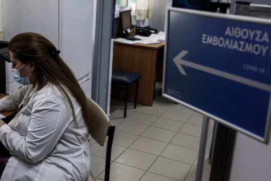 ΣΥΡΙΖΑ για προνόμια εμβολιασμένων: Διχάζουν και πάλι τον λαό