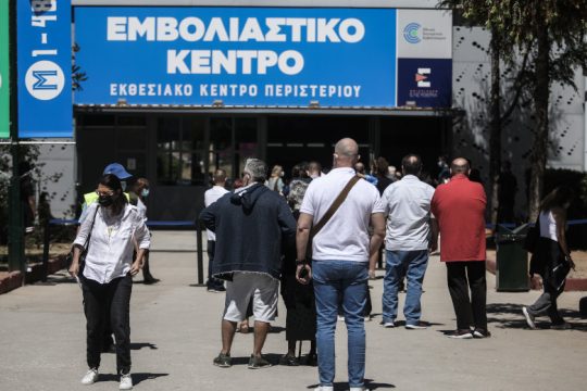 Εμβόλιο ή απόλυση το νέο μέσο πίεσης της κυβέρνησης