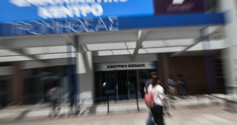Με «γαλλικό μοντέλο»… «προνόμια» στους εμβολιασμένους