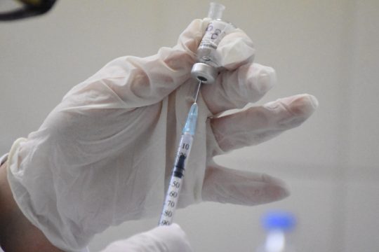 Η διπλή δόση των εμβολίων μόνη προστασία από την ινδική παραλλαγή
