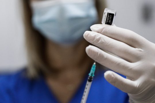 Η επιτροπή συζητά για τον εμβολιασμό των εφήβων