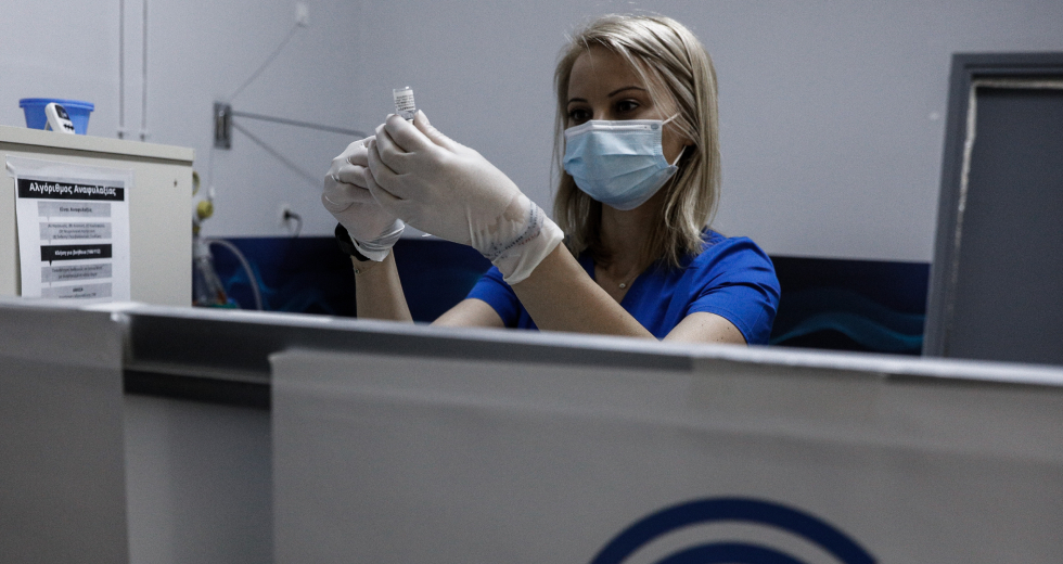 Σταματούν τους εμβολιασμούς στη Σάμο λόγω… χαμηλής συμμετοχής