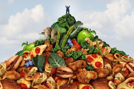 Η Βρετανία απαγορεύει τη διαφήμιση junk food από τηλεόραση και διαδίκτυο