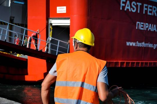 Ατύχημα για ναύτη του «Fast Ferries Andros»