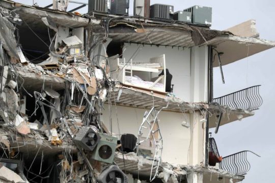 Κατέρρευσε δωδεκαώροφο κτίριο στη Φλόριντα