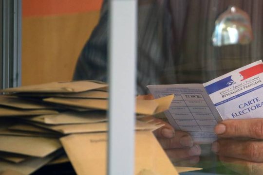 Ιστορικά ποσοστά αποχής στις τοπικές εκλογές, «ήττα-χαστούκι» για τον Μακρόν