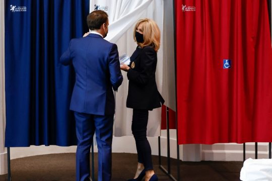 Βαριά ήττα Μακρόν, νικήτριες η Δεξιά και η… αποχή