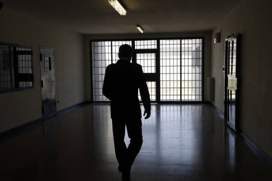 Άγριος ξυλοδαρμός κρατουμένων σε φυλακές στην Ιταλία