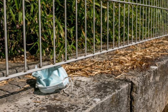 Γαλλία: Τέλος στην απαγόρευση κυκλοφορίας και στις μάσκες σε εξωτερικούς χώρους