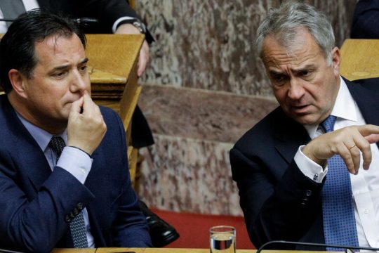 Εμβολιαστείτε, αλλιώς απολύεστε