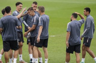 «Η χώρα των λοιμωξιολόγων και των προπονητών»