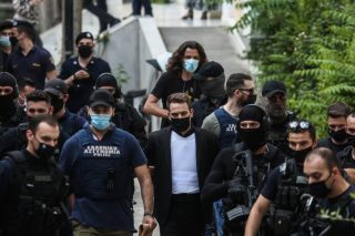 Παραιτήθηκε ο ένας δικηγόρος του συζυγοκτόνου