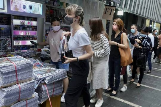 Κοσμοσυρροή για το τελευταίο φύλλο της Apple Daily που βάζει «λουκέτο»