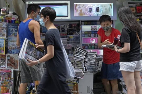 Ουρές για το ιστορικό φύλλο της Apple Daily μετά τις συλλήψεις στελεχών της