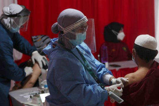 Ινδονησία: Εκατοντάδες εμβολιασμένοι υγειονομικοί μολύνθηκαν με Covid19