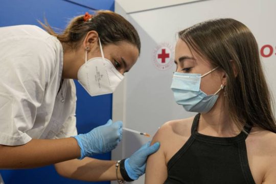 Ξεκινούν οι εμβολιασμοί εφήβων 12-15 ετών στην Ιταλία