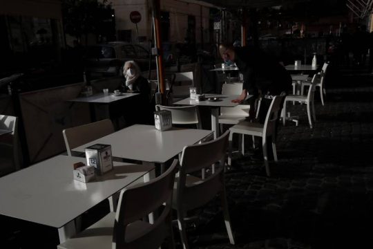 Παράταση προστασίας εργαζομένων από τις απολύσεις ζητούν τα ιταλικά συνδικάτα