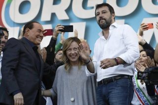 O Σίλβιο ασθενεί, ο Σαλβίνι φοβάται την Τζόρτζια Μελόνι