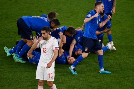 Στον επόμενο γύρο η Ιταλία, σε μπελάδες η Ελβετία