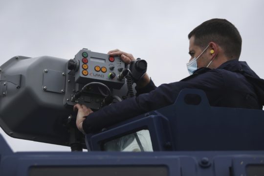 Σφοδρές αντιδράσεις για τη χρήση κανονιών ήχου κατά μεταναστών στον Έβρο