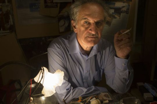 «Κράτησε μόνο τη λευκή φανέλα της απλότητας»