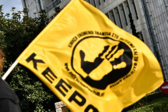 ΚΕΕΡΦΑ: «Η ρατσιστική τύφλωση του Χρυσοχοίδη αναζητούσε αλλοδαπούς για το φόνο της Καρολάιν»